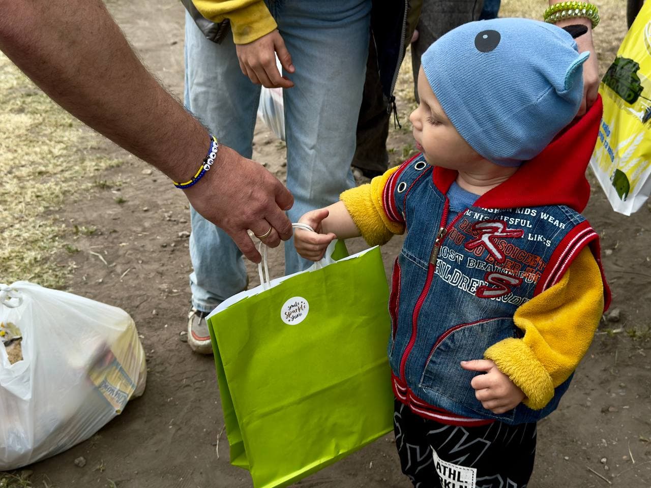 дитина з подарунком